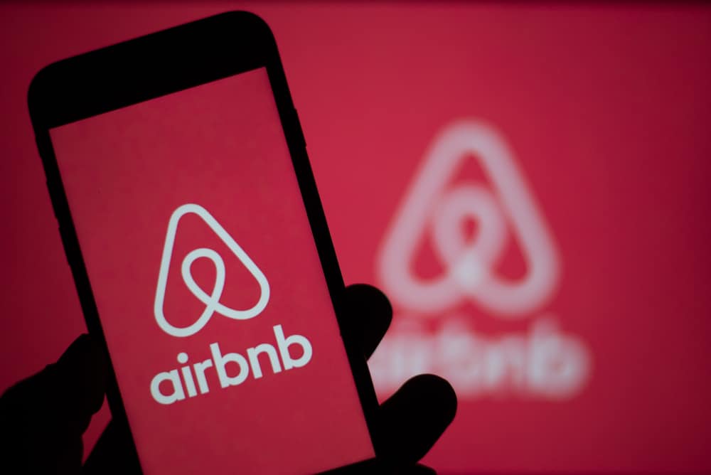 Sous-location Airbnb : où le statut de « super hôte » justifie la résiliation du bail pour le juge français